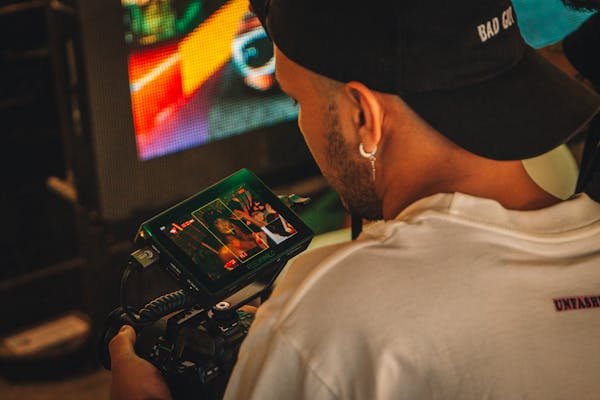 Créez des vidéos professionnelles en un clin d'œil avec playplay